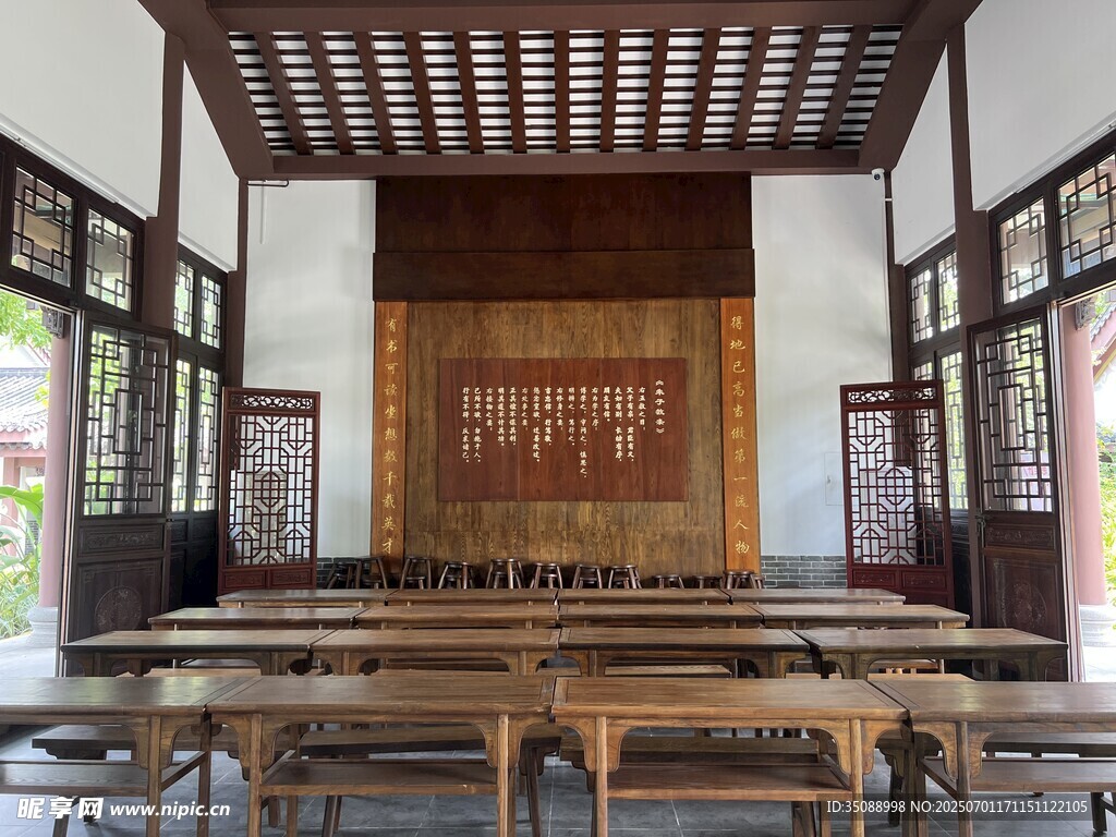 中式傳統(tǒng)廳堂古樸桌椅陳設(shè)