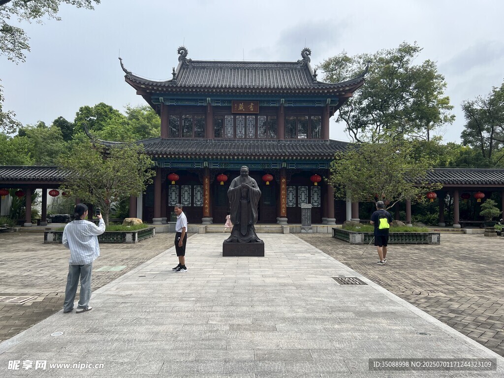 中式古建筑前的行人景觀