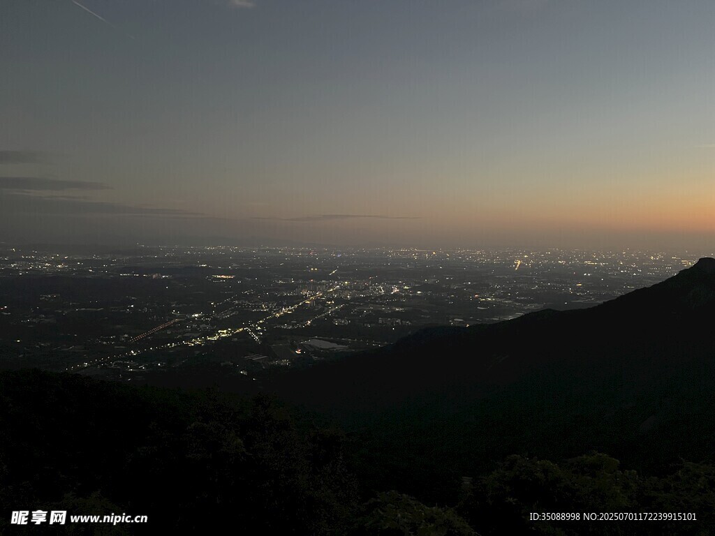 夜幕下的城市與山巒景觀