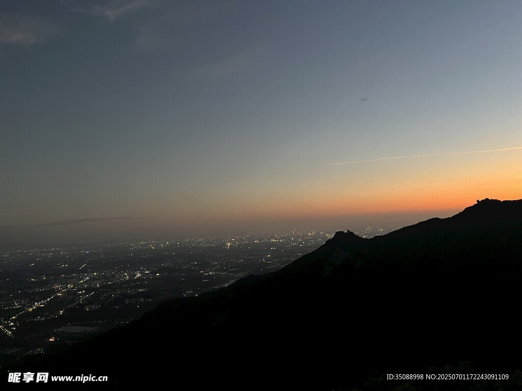 山頂俯瞰城市黃昏美景