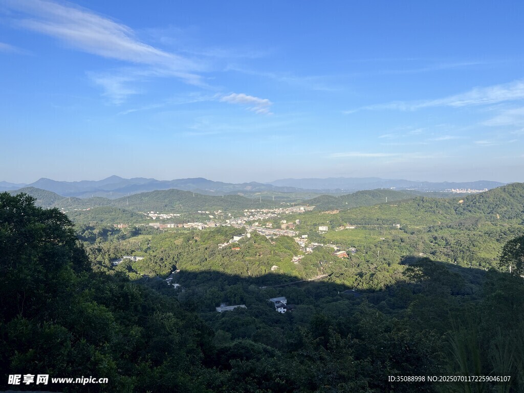 俯瞰山間城鎮(zhèn)美景