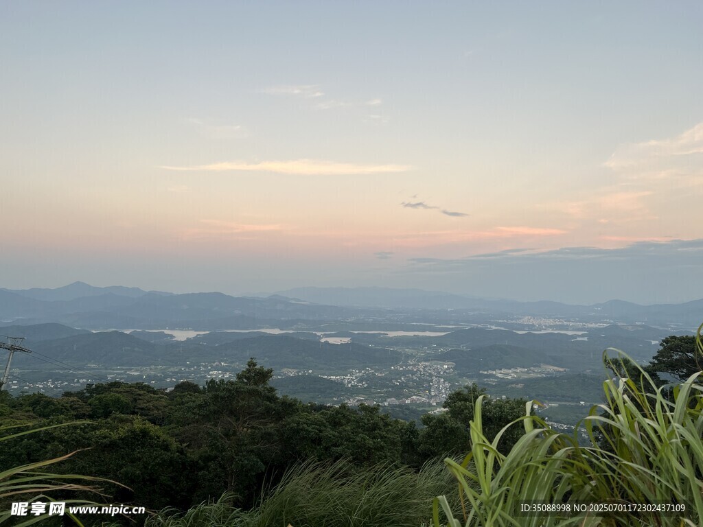 山間暮色美景