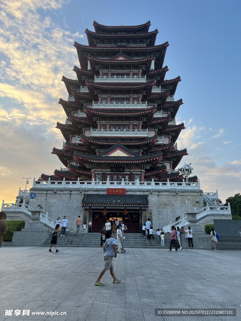 古風塔樓前的行人景致