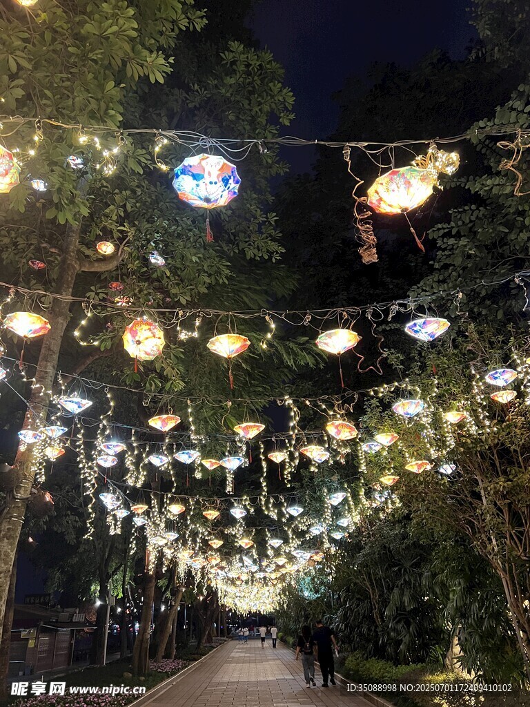 夜間夢幻燈光裝飾小路