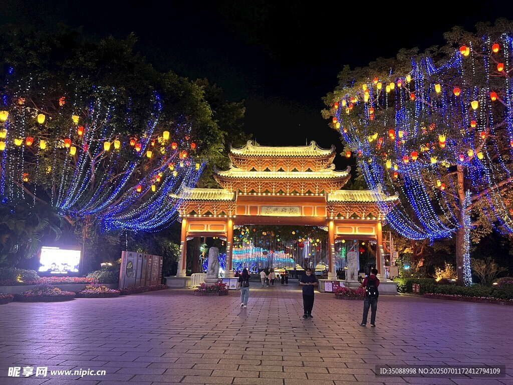 夜晚燈火璀璨的中式建筑