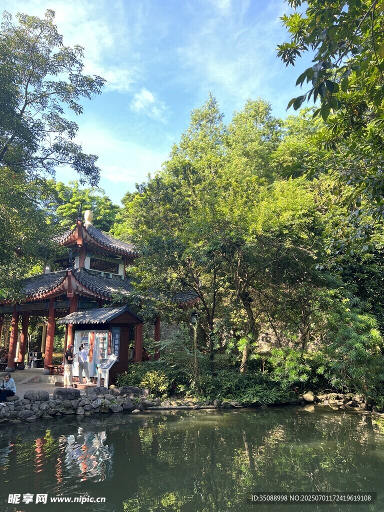 湖畔古亭 綠意環(huán)繞之景