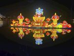 水上璀璨花燈夜景