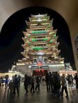 夜晚古樓下的熱鬧場景