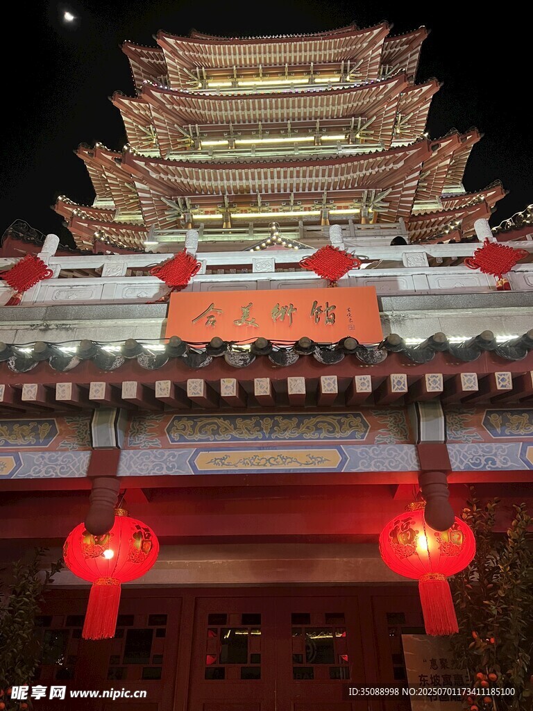 古樓夜景 紅燈映照添古韻