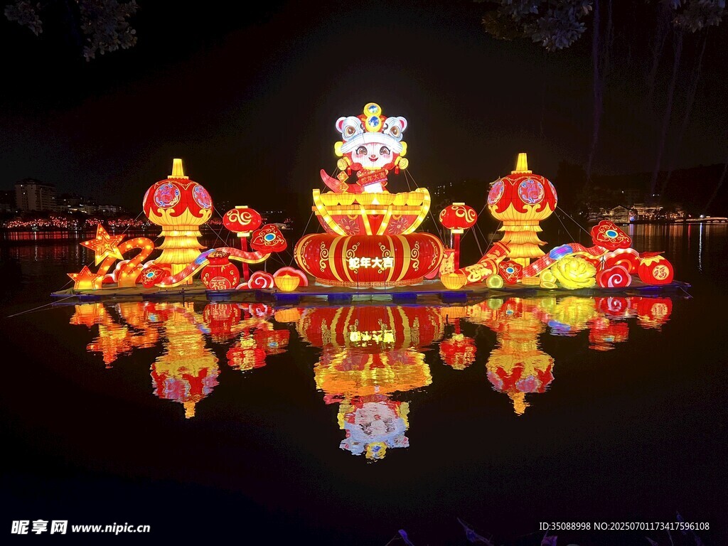 水上璀璨花燈夜景