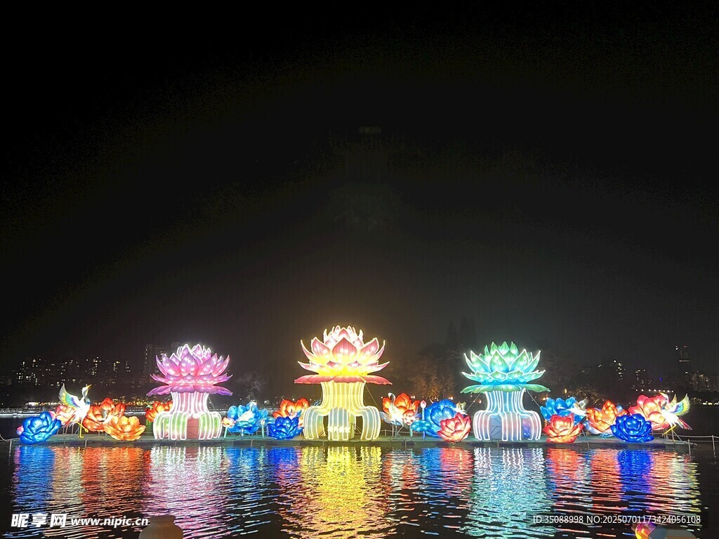 水上璀璨花燈夜景