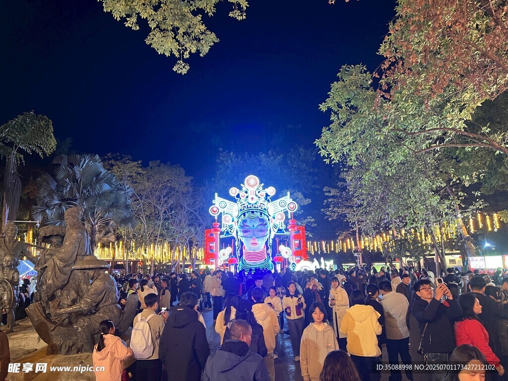 夜晚熱鬧的街頭節(jié)慶場景
