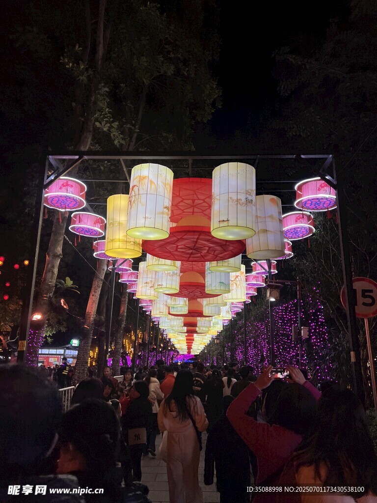 絢麗燈光秀吸引眾多觀眾