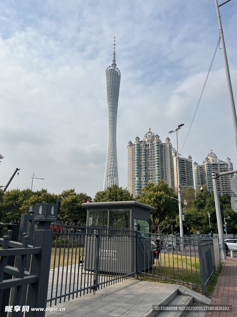 城市景觀中的高聳電視塔