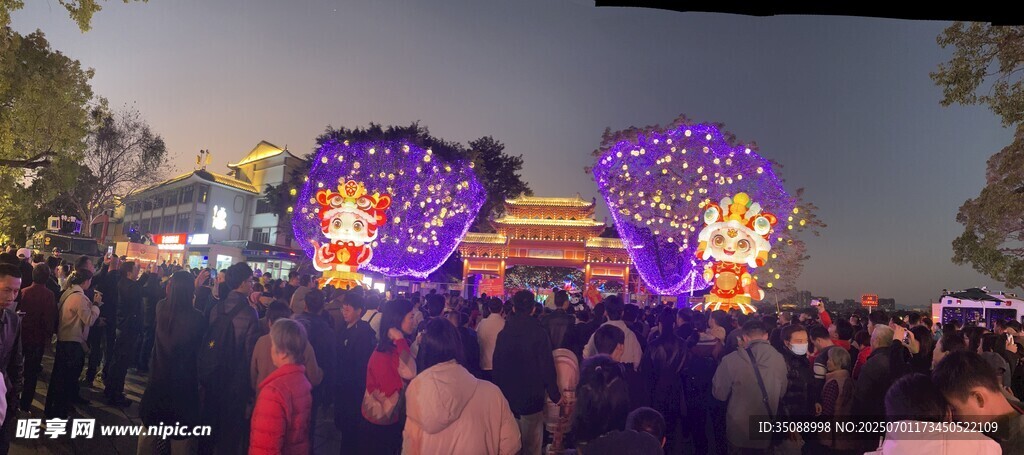 熱鬧的夜間燈光秀現(xiàn)場(chǎng)