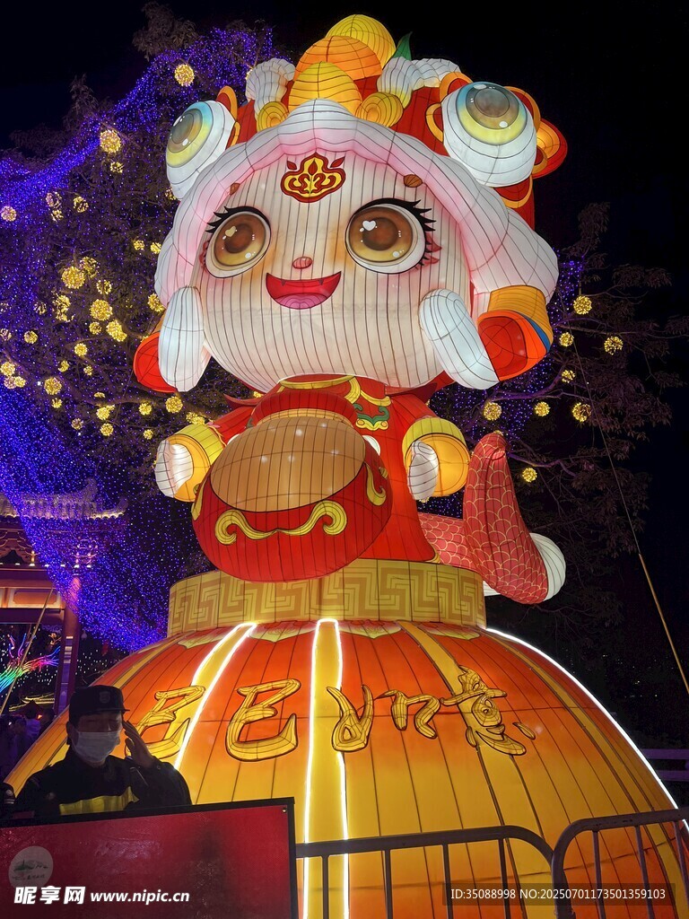 可愛萌趣的卡通花燈造型