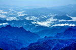 藍色山巒云海壯麗景觀