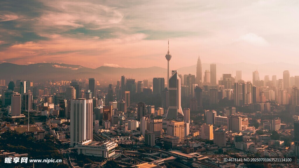 夕陽下的繁華都市天際線