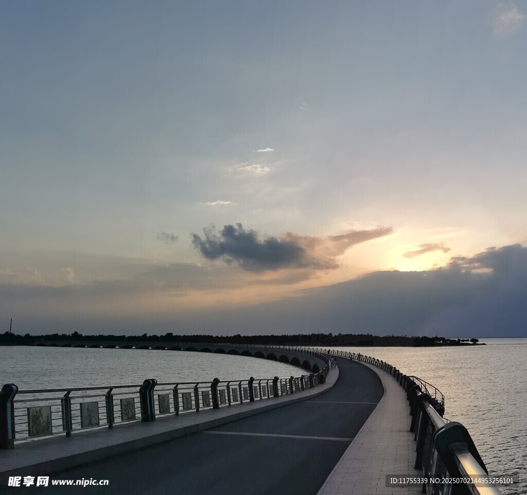 淀山湖彩虹橋的落日