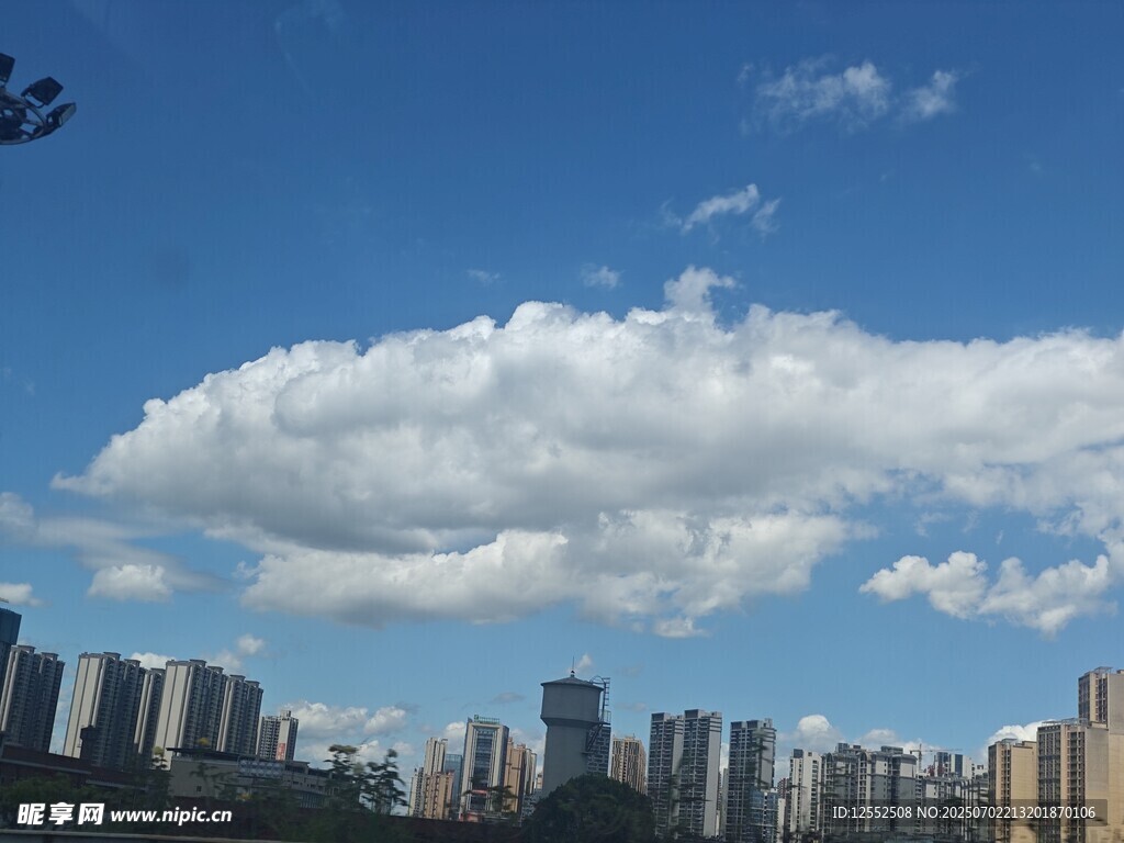 城市上空的大片白云
