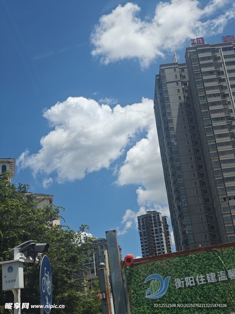 城市高樓與藍(lán)天白云