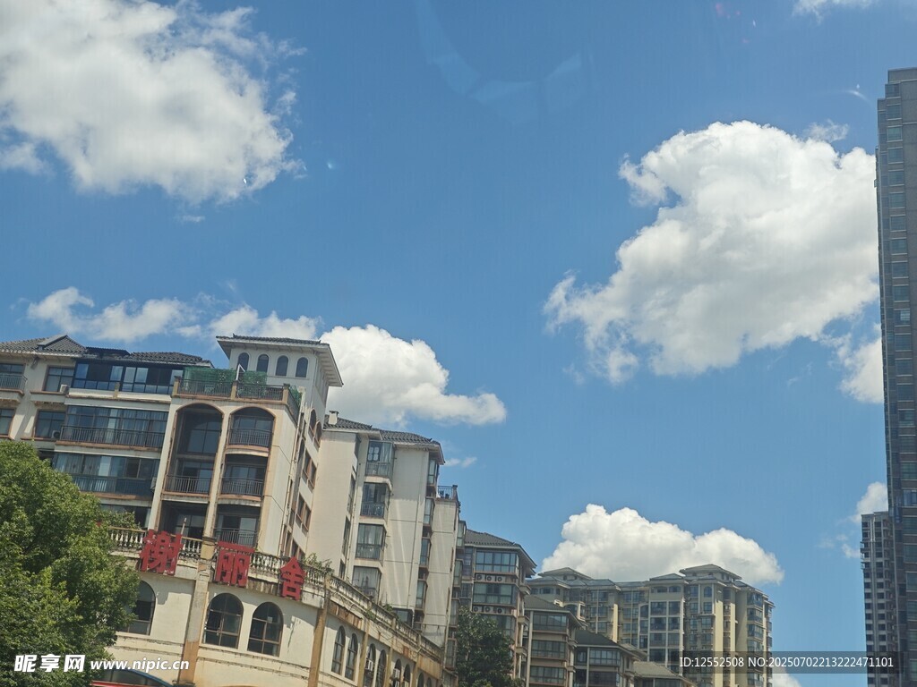 城市藍(lán)天高樓風(fēng)景
