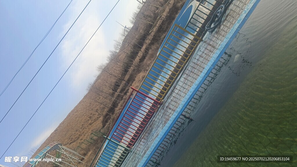 戶外藍(lán)色圍欄場景