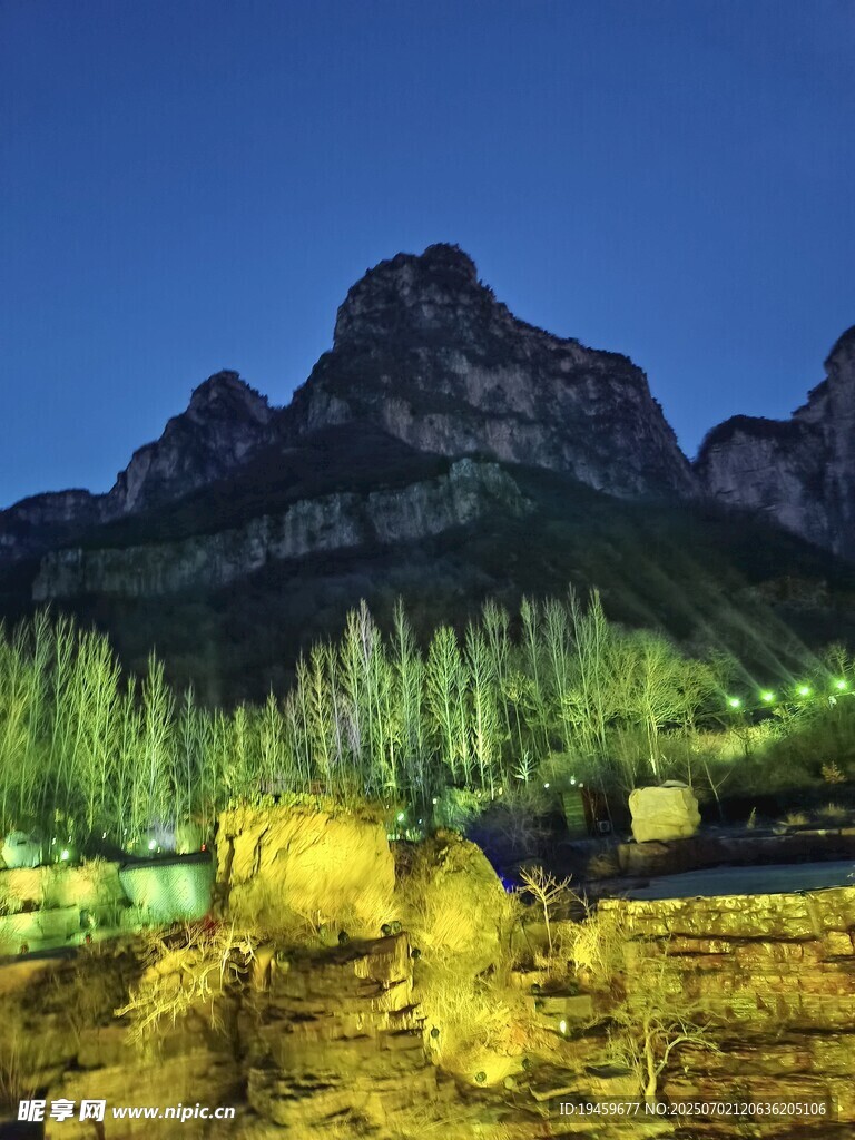 夜幕下的山景與璀璨燈光