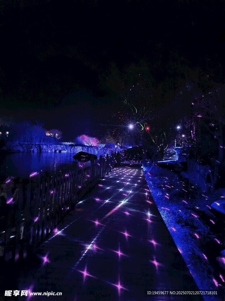 絢麗夜景下的璀璨燈光秀