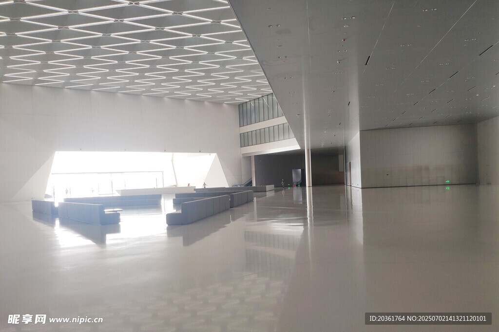 現代空曠室內空間場景