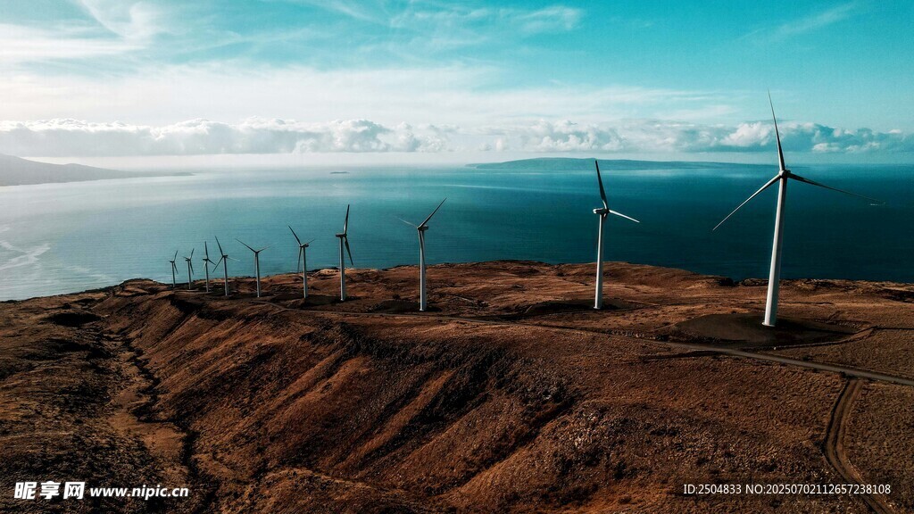 海邊山坡上的風力發電機組