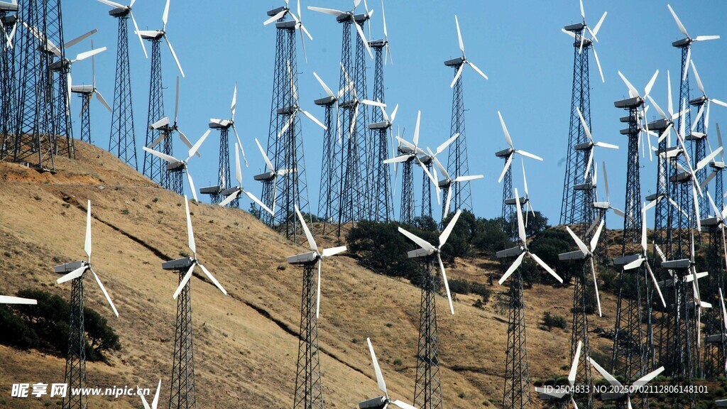 山坡上的風力發電機群