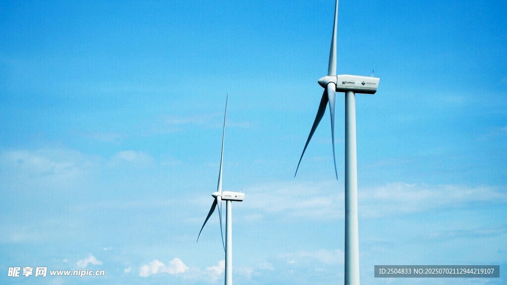 藍天白云下的風力發(fā)電機