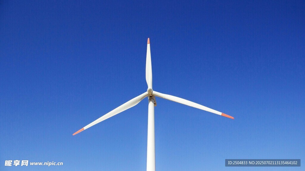 藍天中的白色風力發電機