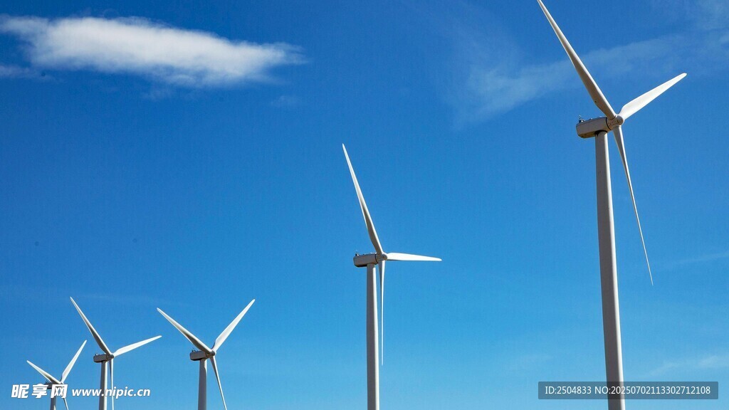 藍天下列隊的風力發電機