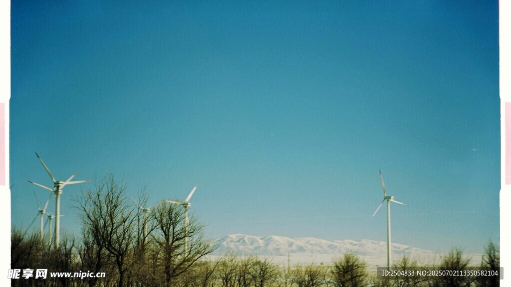 藍天曠野中的風力發電機