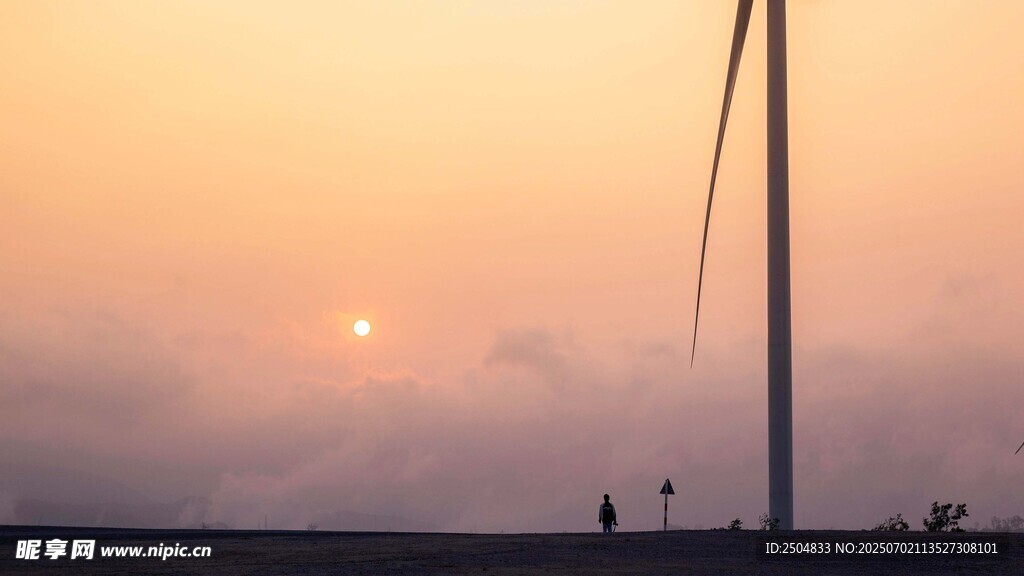 夕陽下的風力發電機