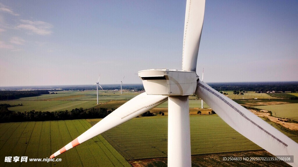 田野上的大型風力發電機
