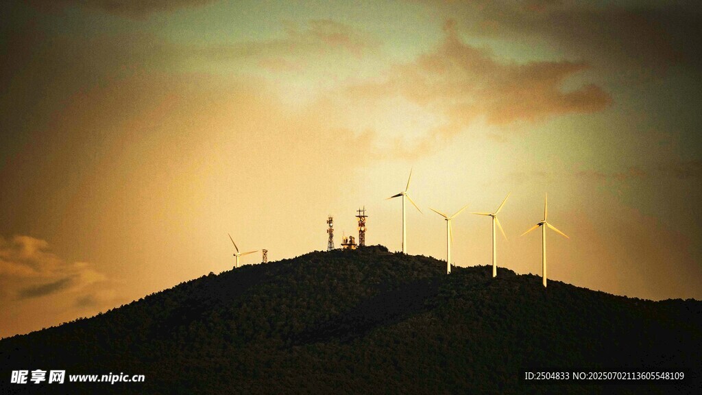 夕陽下的山丘與風(fēng)力發(fā)電機