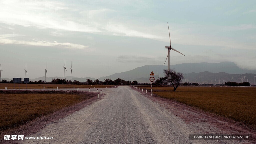 曠野中的公路與風力發電機