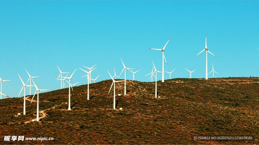 山坡上的風(fēng)力發(fā)電機(jī)組