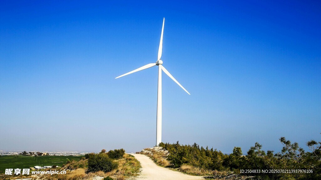 藍天曠野中的白色風力發電機