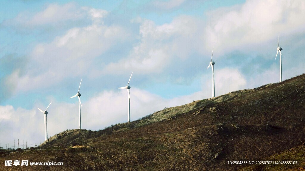 山坡上的風力發電機組