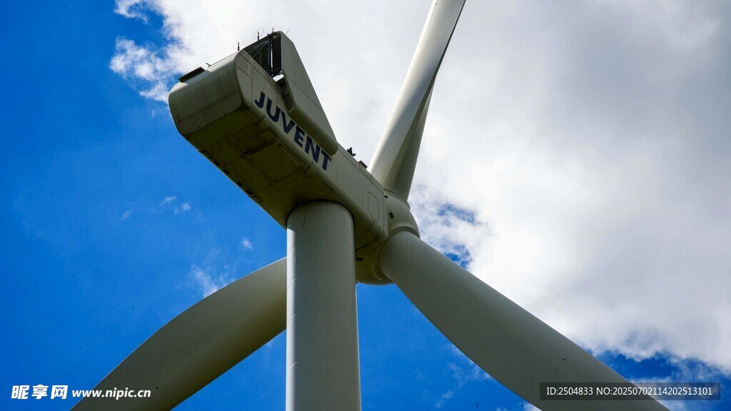 藍天中的大型風力發電機