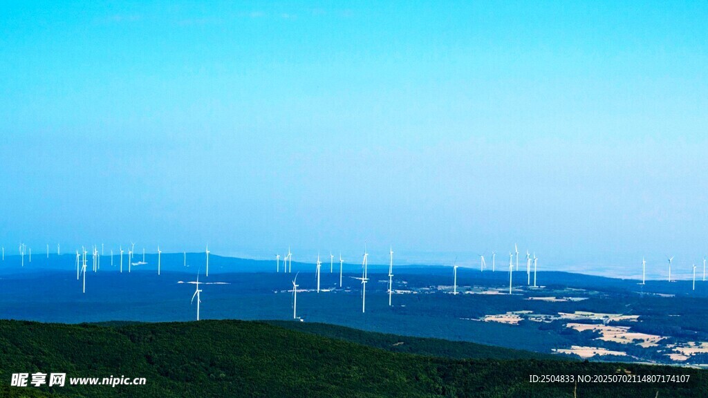廣闊田野上的風(fēng)力發(fā)電機(jī)組