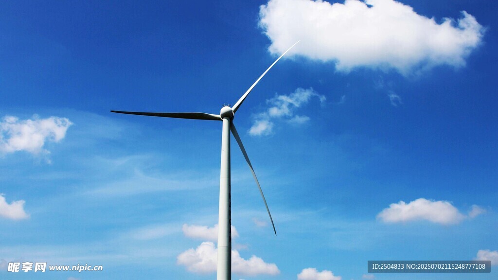 藍天中的風力發電機