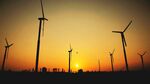 夕陽下的風力發電機組