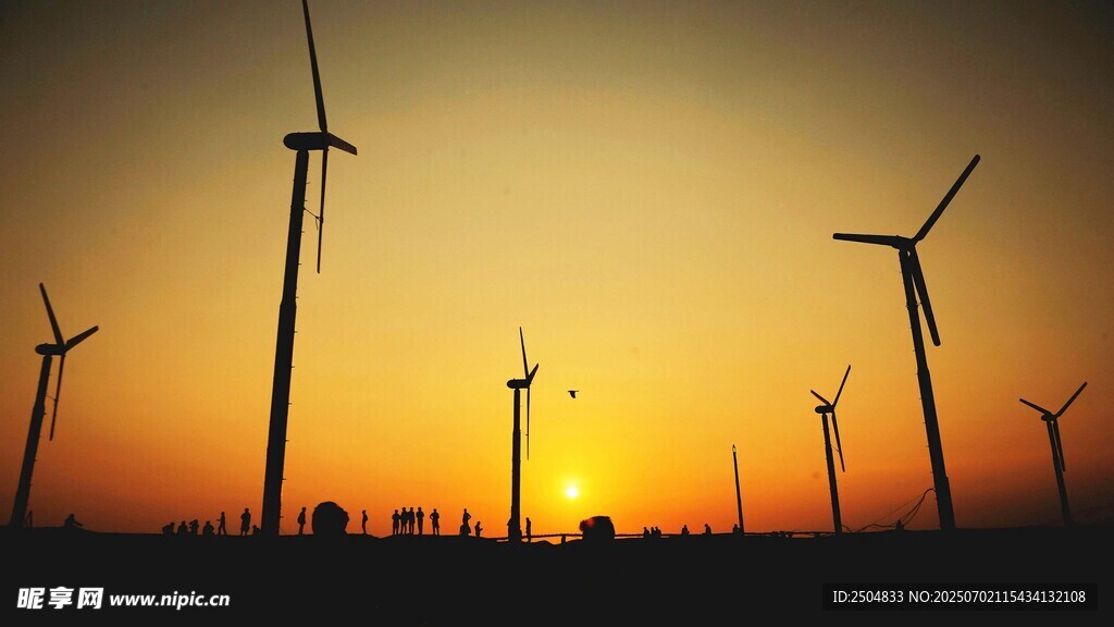 夕陽下的風力發電機組