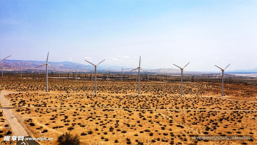 沙漠中的風(fēng)力發(fā)電機(jī)組