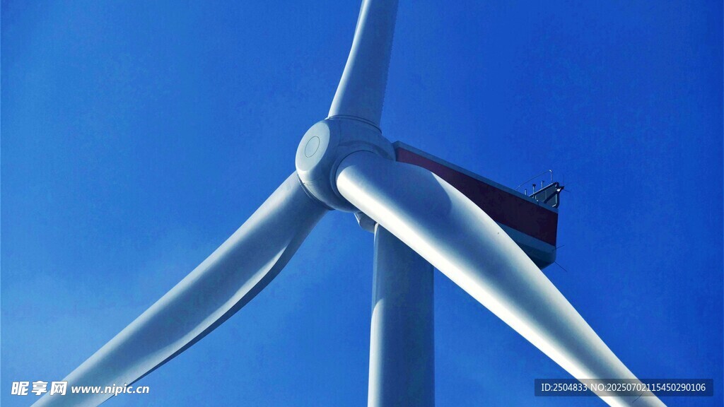 藍天中的巨大風力發電機